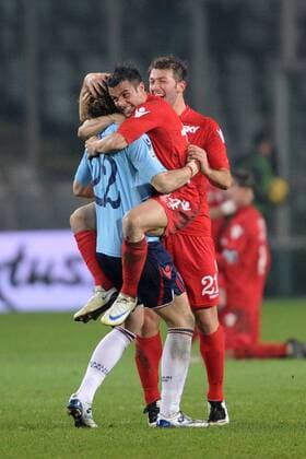 Schlussjubel Cagliari, v.re.: Michele Canini, Francesco Pisano und Torwart Federico Marchetti -  Fußball Herren Serie A 2008 2009, 1. Italienische Liga, US Cagliari Calcio Gruppe Turin Freude,