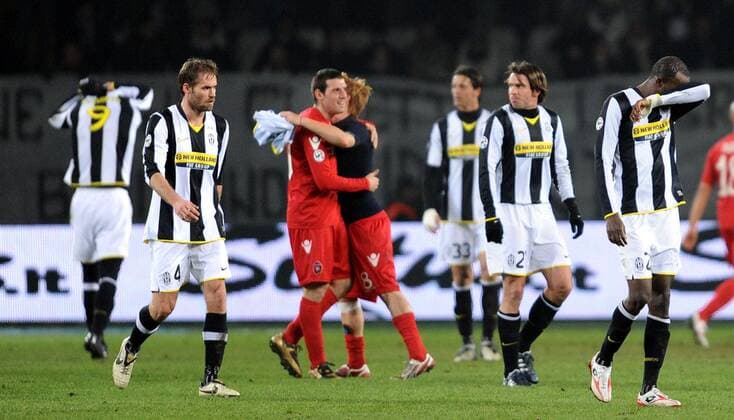 Schlussjubel bei Cagliari während die Spieler von Juventus Turin enttäuscht schauen, v.li.: Olof Mellberg, Zdenek Grygera und Mohamed Sissoko -  Fußball Herren Serie A 2008 2009, 1. Italienische Liga, Juventus Turin - US Cagliari Calcio 2:3, Juve Gruppe Turin Enttäuschung, Freude,