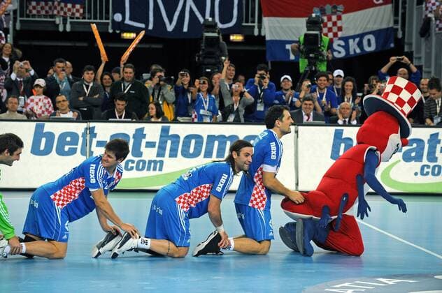 Kroatien feiert den Finaleinzug bei der WM 2009, v.re.: Maskottchen Ruksi, Petar Metlicic, Ivano Balic und Tonci Valcic Handball Länderspiel Herren WM 2009, Halbfinale, Nationalteam, Nationaltrikot Gruppe Zagreb Begeisterung, Freude,