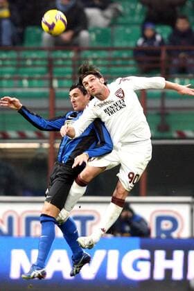 Nicolas Burdisso (Inter Mailand, li.) gegen Rolando Bianchi (FC Turin) -  Fußball Herren Serie A 2008 2009, 1. Italienische Liga, FC Internazionale Mailand - Torino FC 1:1 Gruppe Mailand Dynamik,