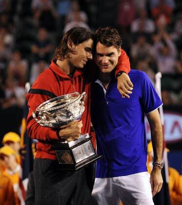 Rafael Nadal (Spanien, li.), Sieger der Australian Open 2009, tröstet den Unterlegenen Roger Federer (Schweiz) Tennis Herren Australian Open 2009, Grand Slam, ATP Tour, Finale Gruppe Melbourne Kameradschaft,