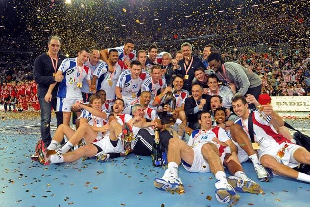 Nationalmannschaft Frankreich jubelt im Konfettiregen - sie sind Handball Weltmeister 2009 Handball Länderspiel Herren WM 2009, Nationalmannschaft, Finale, Nationaltrikot Totale Zagreb Freude,