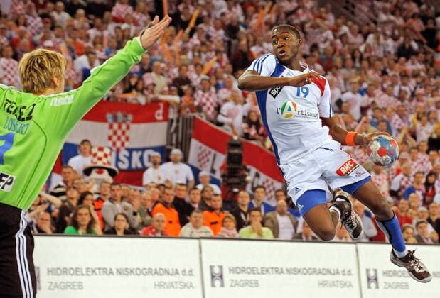 Luc Abalo (Frankreich, re.) gegen Torwart Venio Losert (Kroatien) Handball Länderspiel Herren WM 2009, Nationalmannschaft, Finale, Frankreich - Kroatien 24:19, Nationaltrikot Gruppe Zagreb Dynamik,