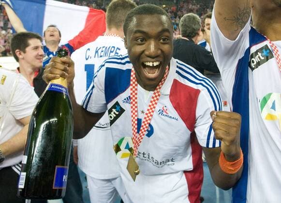Luc Abalo (Frankreich) jubelt mit einer Magnumflasche Champagner - Frankreich ist Handball Weltmeister 2009 -  Handball Länderspiel Herren WM 2009, Nationalmannschaft, Finale, Einzelbild Zagreb Freude,