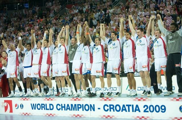 Frankreich jubelt bei der Siegerehrung - sie sind Handball Weltmeister 2009 -  Handball Länderspiel Herren WM 2009, Nationalmannschaft, Finale, Totale Zagreb Freude,