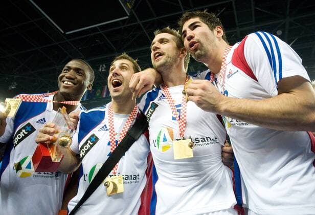 Luc Abalo (li.), Michael Guigou (2.v.li.), Guillaume Gille (3.v.li.) und Nikola Karabatic (alle Frankreich) jubeln und zeigen ihre Goldmedaillen - Frankreich ist Handball Weltmeister 2009 -  Handball Länderspiel Herren WM 2009, Nationalmannschaft, Finale, Gruppe Zagreb Freude,