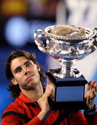 Sieger Rafael Nadal (Spanien) hat nach hartem Finale Schwierigkeiten den Pokal bei der Siegerehrung der Australian Open 2009 zu stemmen; da er zum ersten Mal in Melbourne siegt, kennt er das Gewicht auch nicht.. -  - ZUMAg84 Tennis Herren Australian Open 2009, ATP Tour, Grand Slam, Finale, Einzelbild Melbourne Komik, Freude,