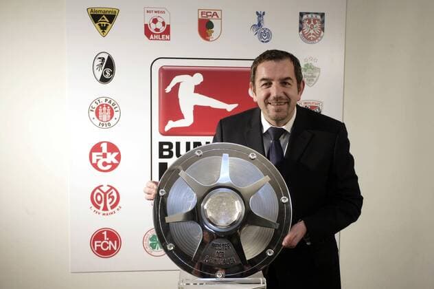 DFL Geschäftsführer Tom Bender (Deutschland) präsentiert die neue Meisterschale für die 2. Bundesliga Fußball 2. BL Herren Saison 2008 2009, Präsentation, Pressetermin Einzelbild o0 Zweitligameister Meister Schale Frankfurt M.