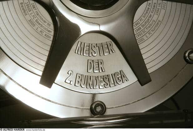 Neue Trophäe für den Meister der 2. Bundesliga Fußball 2. BL Herren Saison 2008 2009, Präsentation, Pressetermin Einzelbild o0 Zweitligameister Schale, Zweitligameisterpokal Frankfurt M.