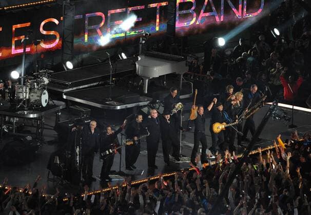 Auftritt von Sänger Bruce Springsteen (USA, vorn Mitte) und seiner E Street Band in der Halbzeit des Super Bowls 2009 in Tampa -  (sbp20090201759) American Football Herren NFL Super Bowl 2008 2009, 43. Superbowl XLIII, Finale Totale Tampa Freude,