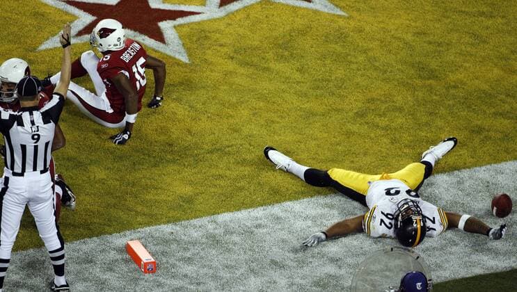 James Harrison (Pittsburgh Steelers) nach seinem Touchdown am Boden - (ZUMAs70) American Football Herren NFL Super Bowl 2008 2009, 43. Superbowl XLIII, Finale, Pittsburgh Steelers - Arizona Cardinals 27:23 Gruppe Tampa Glück, Freude, Begeisterung,