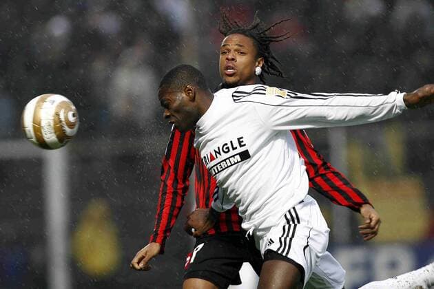 Eugene Ekobo (Vannes, vorn) gegen Loic Remy (Nizza) -  (pan) Fußball Herren Coupe de la Ligue 2008 2009, Ligapokal, Pokal, Pokalspiel, OGC Nice - Olympique Vannes 3:4 n.E., OC Gruppe Nizza Dynamik,