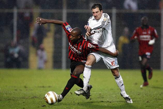 Laurent Herve (Vannes, re.) gegen Habib Bamogo (Nizza) -  (pan) Fußball Herren Coupe de la Ligue 2008 2009, Ligapokal, Pokal, Pokalspiel, OGC Nice - Olympique Vannes 3:4 n.E., OC Gruppe Nizza Dynamik,
