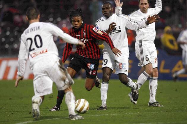 Loic Remy (Nizza, Mitte) im Duell -  (pan) Fußball Herren Coupe de la Ligue 2008 2009, Ligapokal, Pokal, Pokalspiel, OGC Nice - Olympique Vannes 3:4 n.E., OC Gruppe Nizza Dynamik,