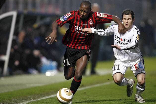 Habib Bamogo (Nizza, li.) gegen Frederic Sammaritano (Vannes) -  (pan) Fußball Herren Coupe de la Ligue 2008 2009, Ligapokal, Pokal, Pokalspiel, OGC Nice - Olympique Vannes 3:4 n.E., OC Gruppe Nizza Dynamik,