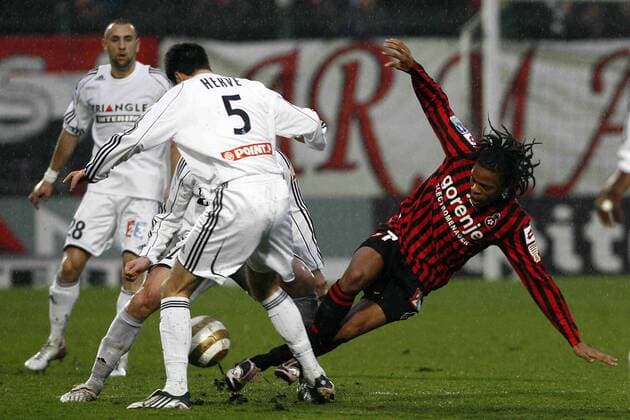 Loic Remy (Nizza, re.) im Duell -  (pan) Fußball Herren Coupe de la Ligue 2008 2009, Ligapokal, Pokal, Pokalspiel, OGC Nice - Olympique Vannes 3:4 n.E., OC Gruppe Nizza Dynamik,