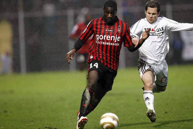 Emerse Fae (Nizza, li.) gegen Frederic Sammaritano (Vannes) -  (pan) Fußball Herren Coupe de la Ligue 2008 2009, Ligapokal, Pokal, Pokalspiel, OGC Nice - Olympique Vannes 3:4 n.E., OC Gruppe Nizza Dynamik,