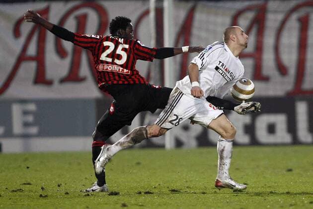 Ghislain Gimbert (Vannes, re.) gegen Apam Onyekachi (Nizza) -  (pan) Fußball Herren Coupe de la Ligue 2008 2009, Ligapokal, Pokal, Pokalspiel, OGC Nice - Olympique Vannes 3:4 n.E., OC Gruppe Nizza Dynamik,