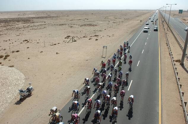 Peloton der Tour of Qatar 2009 auf einer Wüstenstraße -  Radsport Herren Tour of Qatar 2009, Straßenradsport, Straße, Rad Totale 4. Etappe: Doha Old Souq - Madinat Al Shamal Weite