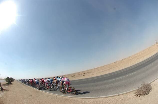 Peloton der Tour of Qatar 2009 auf einer Wüstenstraße - Die Sonne brennt -  Radsport Herren Tour of Qatar 2009, Straßenradsport, Straße, Rad Totale 4. Etappe: Doha Old Souq - Madinat Al Shamal Weite