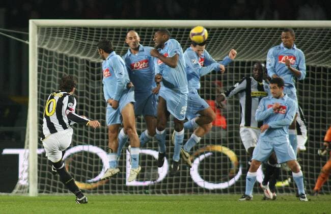 Alessandro Del Piero (Juventus Turin) - Freistoß gegen die Mauer von Neapel -  Fußball Herren Coppa Italia 2008 2009, Italienischer Pokal, Pokalspiel, Juventus Turin - SSC Napoli 4:3 i. E., Juve Gruppe Turin Dynamik, Abwehr,