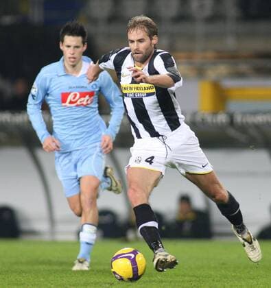 Olof Mellberg (Juventus Turin, re.) vorbei an Marek Hamsik (Neapel) -  Fußball Herren Coppa Italia 2008 2009, Italienischer Pokal, Pokalspiel, Juventus Turin - SSC Napoli 4:3 i. E., Juve Gruppe Turin Dynamik,