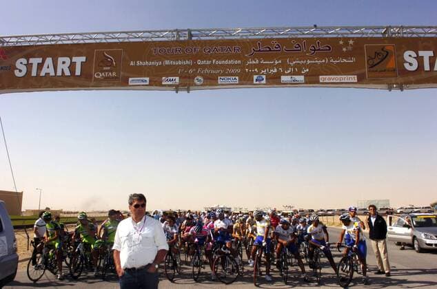 Radsportlegende Eddy Merckx und das Peloton der Tour of Qatar 2009 trauern um Frederiek Nolf (beide Belgien Topsport Vlaanderen), der in der Nacht zur 5. Etappe plötzlich verstorben ist -  Radsport Herren Tour of Qatar 2009, Straßenradsport, Straße, Rad Totale 5. Etappe: Camel Race Track - Qatar Foundation Doha