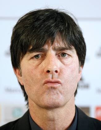 Bundestrainer Joachim Löw (Deutschland) - Pressekonferenz Fußball Herren Nationalteam 2009, Pressekonferenz, Pressetermin Porträt Düsseldorf Nachdenklichkeit, Skepsis,