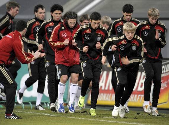 Lauftraining Deutschland v.re.: Stefan Kießling, Andreas Beck, Michael Ballack, Mesut Özil, Torsten Frings, Serdar Tasci und Heiko Westermann Fußball Herren Nationalteam 2009, Training Totale Düsseldorf