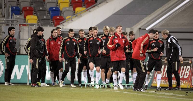 Bundestrainer Joachim Löw (2.v.li.) beim Training mit v.li.: Serdar Tasci, Torsten Frings, Mario Gomez, Miroslav Klose, Andreas Hinkel, Michael Ballack, Simon Rolfes, Stefan Kießling, Bastian Schweinsteiger, Patrick Helmes, Fitnesstrainer Shad Forsythe .. Fußball Herren Nationalteam 2009, Training Totale Düsseldorf