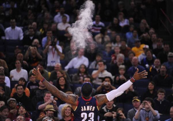 LeBron James (Cleveland Cavaliers) erzeugt eine Magnesiumwolke - (ZUMAc99) Basketball Herren NBA 2008 2009, Gruppe Oakland