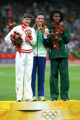 Siegerehrung Olympia 2008 - Weitsprung, v.li.: Tatyana Lebedeva (Russland), Olympiasiegerin Maurren Higa Maggi (Brasilien) und Blessing Okagbare (Nigeria) -  Leichtathletik OS Sommer Damen Olympische Spiele Peking 2008, Sommerspiele, Weitsprung Gruppe Peking Freude,