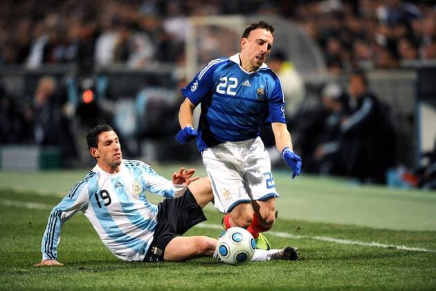 Franck Ribery (Frankreich, re.) gegen Maxi Rodriguez (Argentinien) -  Fußball Länderspiel Herren Freundschaftsspiel 2009, Test Testspiel, Nationalmannschaft, Nationaltrikot Gruppe Marseille Dynamik,