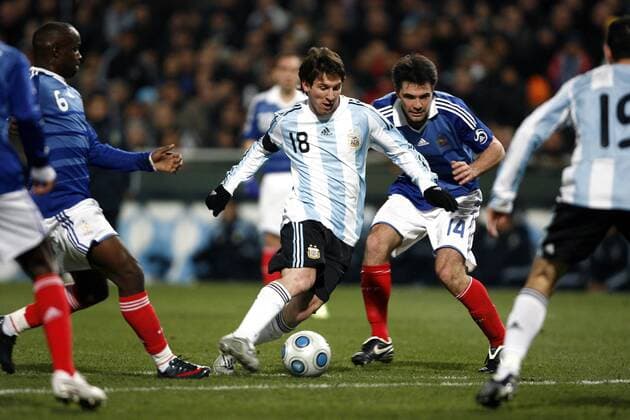 Lionel Messi (Argentinien, li.) gegen Jeremy Toulalan (Frankreich) -  Fußball Länderspiel Herren Freundschaftsspiel 2009, Test Testspiel, Nationalmannschaft, Nationaltrikot Gruppe Marseille Dynamik,