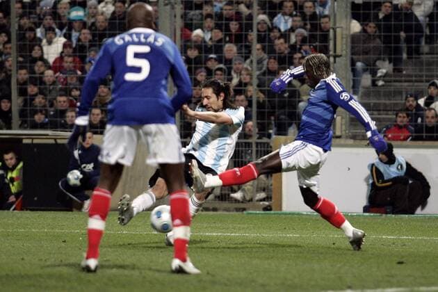 Jonas Gutierrez (Argentinien, li.) erzielt das 0:1 gegen Bacary Sagna (Frankreich) -  Fußball Länderspiel Herren Freundschaftsspiel 2009, Test Testspiel, Nationalmannschaft, Nationaltrikot Gruppe Marseille Dynamik,