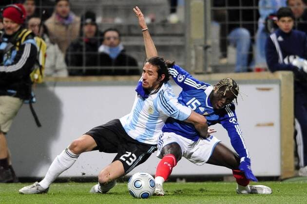 Jonas Gutierrez (Argentinien, li.) gegen Bacary Sagna (Frankreich) -  Fußball Länderspiel Herren Freundschaftsspiel 2009, Test Testspiel, Nationalmannschaft, Nationaltrikot Gruppe Marseille Dynamik, Kampf,