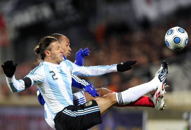 Martin Demichelis (Argentinien, li.) gegen Thierry Henry (Frankreich) -  Fußball Länderspiel Herren Freundschaftsspiel 2009, Test Testspiel, Nationalmannschaft, Nationaltrikot Gruppe Marseille Dynamik, Kampf,