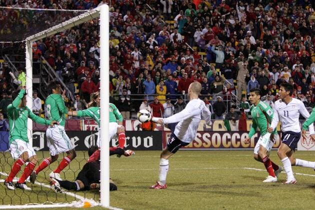 Michael Bradley (USA, Mitte) erzielt ein Tor gegen Mexiko - (Icon918m090211001) Fußball Länderspiel Herren WM Qualifikation 2009, Nationalmannschaft, Nationaltrikot, USA - Mexiko 2:0 Totale Columbus EDITORIAL USE ONLY