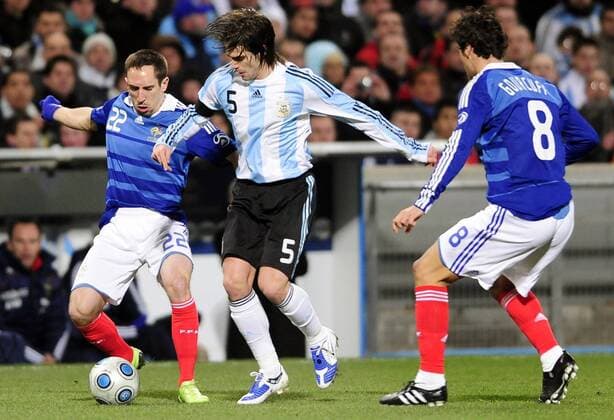 Franck Ribery (Frankreich, li.) gegen Fernando Gago (Argentinien) -  Fußball Länderspiel Herren Freundschaftsspiel 2009, Test, Testspiel, Nationalmannschaft, Nationaltrikot Gruppe Marseille Dynamik,