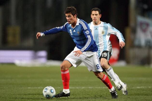Yoann Gourcuff (Frankreich, li.) gegen Maxi Rodriguez (Argentinien) -  Fußball Länderspiel Herren Freundschaftsspiel 2009, Test, Testspiel, Nationalmannschaft, Nationaltrikot Gruppe Marseille Dynamik,