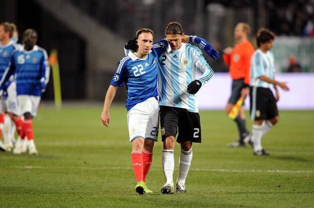 Franck Ribery (Frankreich, li.) und Vereinskollege Martin Demichelis (Argentinien) -  (pan29978) Fußball Länderspiel Herren Freundschaftsspiel, Test, Testspiel, Nationalteam, Nationaltrikot, Frankreich - Argentinien 0:2 Gruppe o0 2009 Marseille Harmonie, Kameradschaft,