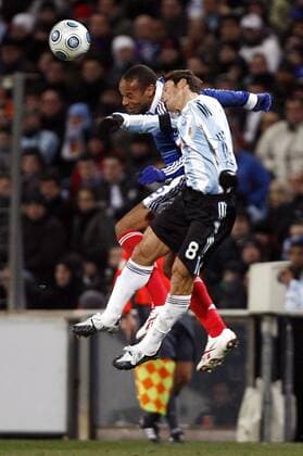 Thierry Henry (Frankreich, li.) gegen Javier Zanetti (Argentinien) -  (pan29978) Fußball Länderspiel Herren Freundschaftsspiel, Test, Testspiel, Nationalteam, Nationaltrikot, Frankreich - Argentinien 0:2 Gruppe o0 2009 Marseille Dynamik,