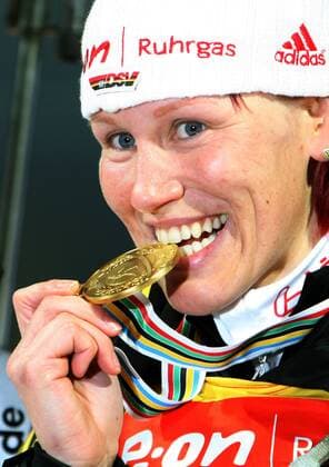 Kati Wilhelm (Deutschland) - Weltmeisterin im 7,5 km Sprint in Pyeongchang 2009 -  Biathlon WM Damen WM 2009, 7,5km Sprint, 7,5 km Kilometer Einzelbild Pyeongchang Freude,