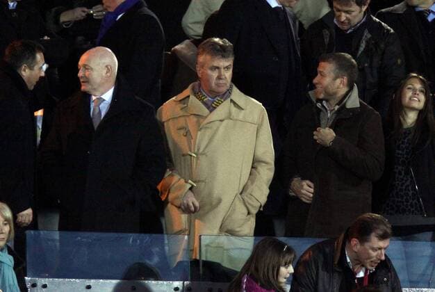 Der designierte Trainer Guus Hiddink (Mitte) zwischen Geschäftsführer Peter Kenyon (li.) und Eigentümer Roman Abramovich (alle Chelsea) auf der Tribüne -  Fußball Herren FA Cup 2008 2009, Englischer Pokal, FC Chelsea London Gruppe Watford