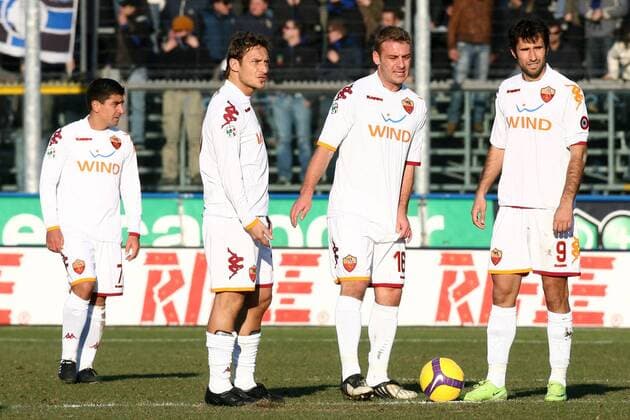 AS Rom enttäuscht v.re.: Mirko Vucinic, Daniele de Rossi und Francesco Totti -  Fußball Herren Serie A 2008 2009, 1. Liga, Roma Gruppe Bergamo Enttäuschung,