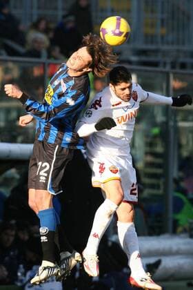 Cristiano Doni (Bergamo, li.) gegen Simone Perotta (AS Rom) -  Fußball Herren Serie A 2008 2009, 1. Liga, Atalanta Bergamo - Roma 3:0 Gruppe Bergamo Dynamik, Höhe, Kampf,