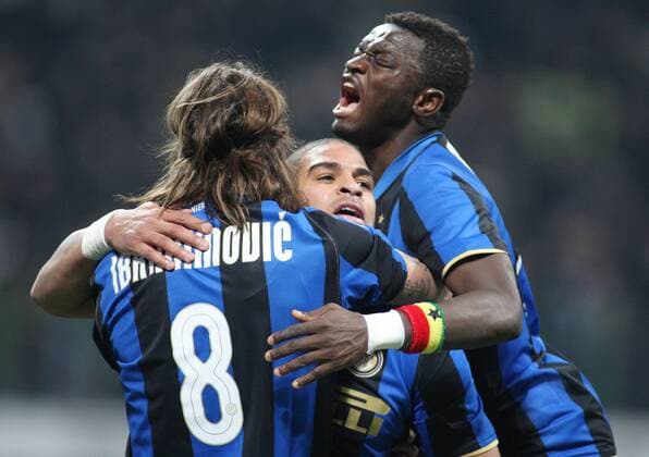 Torjubel Inter Mailand v.li.: Zlatan Ibrahimovic, Adriano, Sulley Ali Muntari -  Fußball Herren Serie A 2008 2009, 1. Italienische Liga, FC Internazionale, Gruppe Mailand Freude,