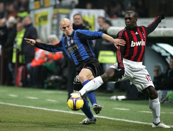Esteban Cambiasso (Inter Mailand, li.) gegen Clarence Seedorf (AC Mailand) - Fußball Herren Serie A 2008 2009, 1. Liga, FC Internazionale Mailand - AC Mailand 2:1, Milan, Inter Gruppe o0 Derby, Lokalderby, Ortsderby, Stadtderby, Mailand Dynamik,