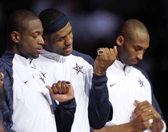 Dwyane Wade (li.), LeBron James (Mitte) und Kobe Bryant (alle Eastern Conference) bekommen während der Halbzeitpause des All Star Game 2009 Ringe verliehen als Ehrung für den Olympiasieg in Peking 2008 -  Basketball Herren NBA 2008 2009, AllStar, Allstargame, Allstars, Game, All Star Weekend, Stars Gruppe Phoenix