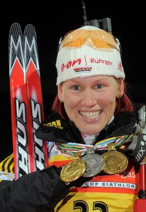 Kati Wilhelm (Deutschland) mit ihren Goldmedaillen für die 15km, den Sprint sowie der Silbermedaille in der Verfolgung bei der WM in Pyeongchang 2009 Biathlon WM Damen WM 2009, 15km, 10km, 7,5km Einzelbild Pyeongchang Freude,